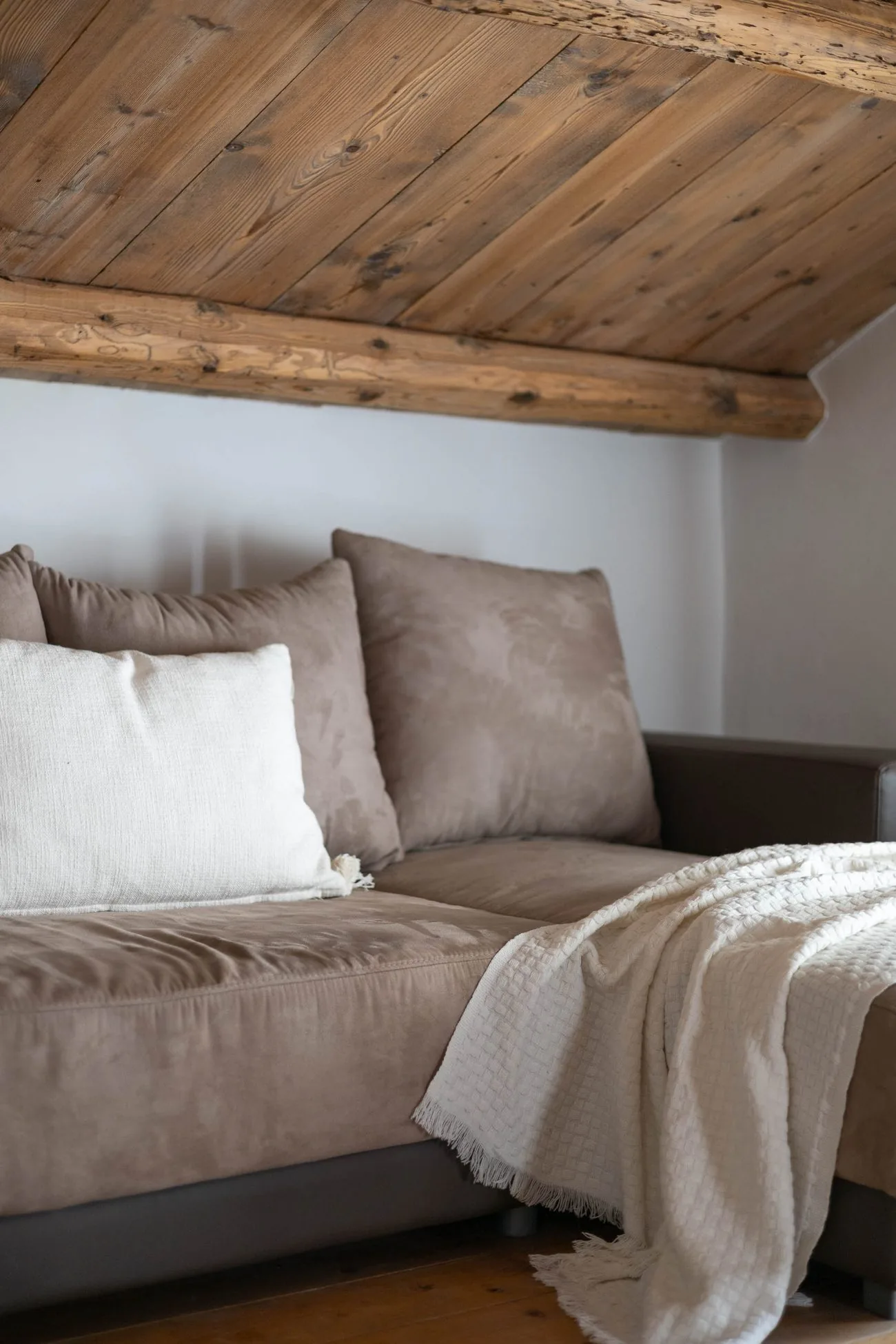 Salotto de La Falesia sotto il soffitto in legno