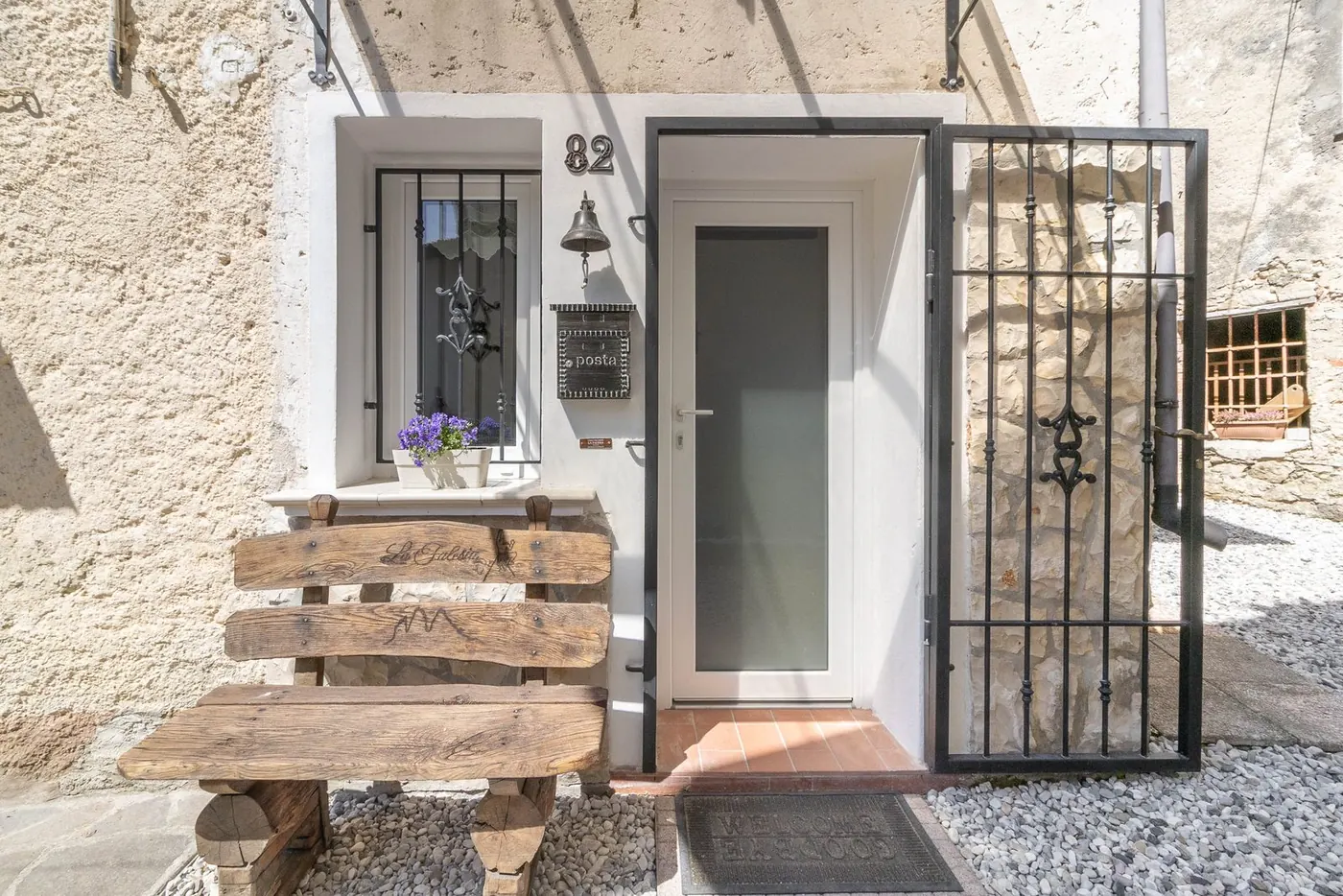 Ingresso de La Falesia con panca in legno
