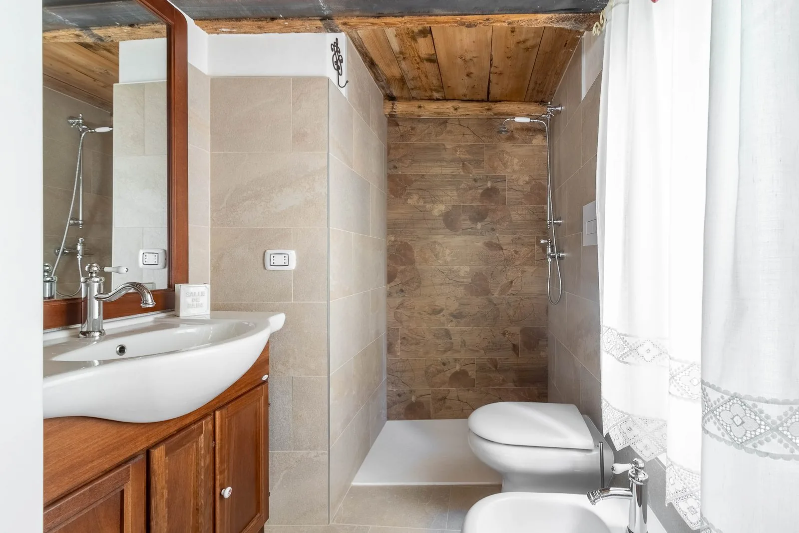 Bagno con doccia e soffitto in legno