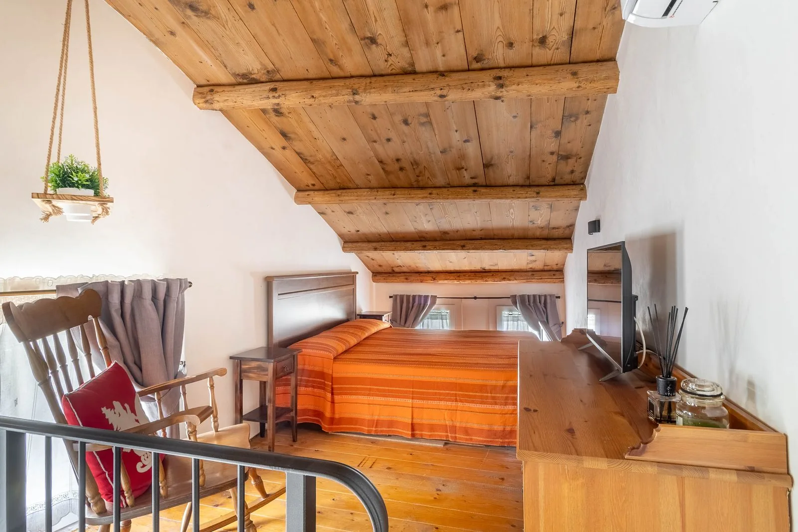 Camera matrimoniale con soffitto in legno