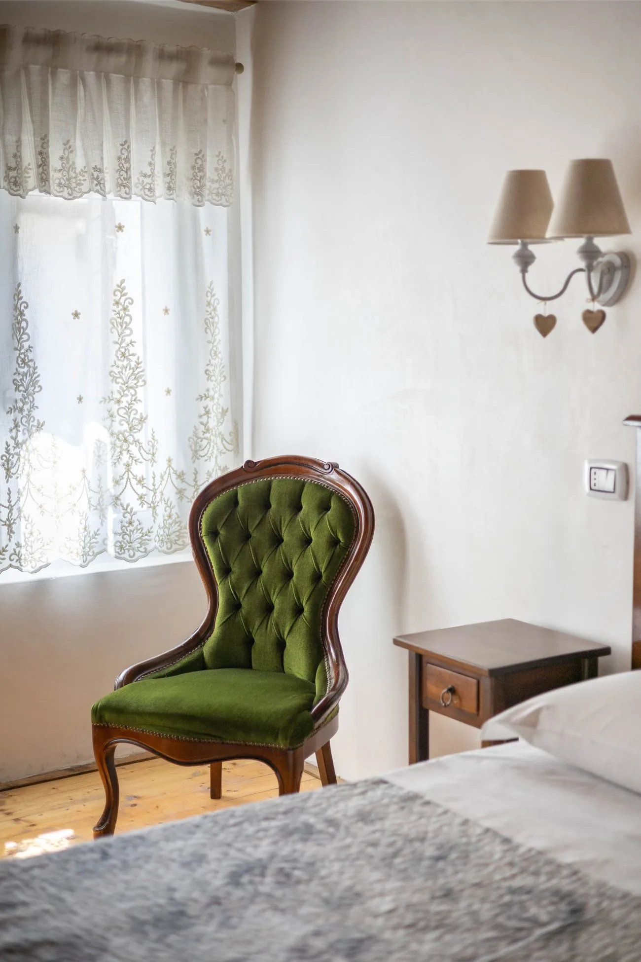 Poltroncina d'epoca accanto alla finestra