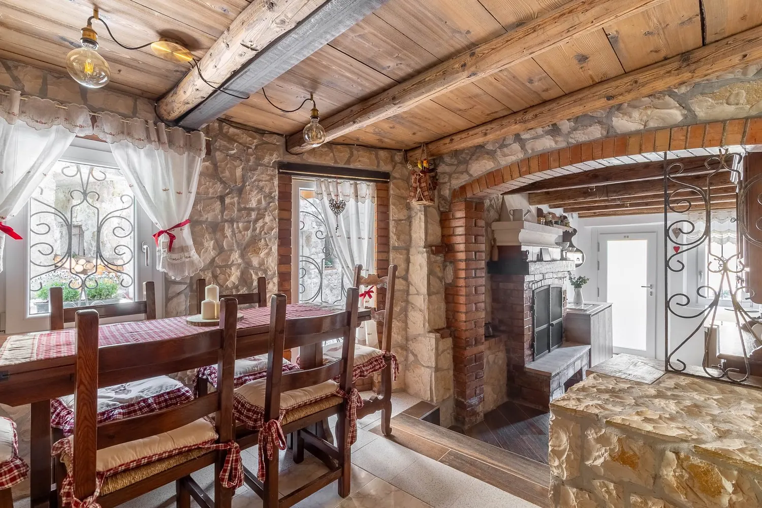 Sala da pranzo in pietra con camino