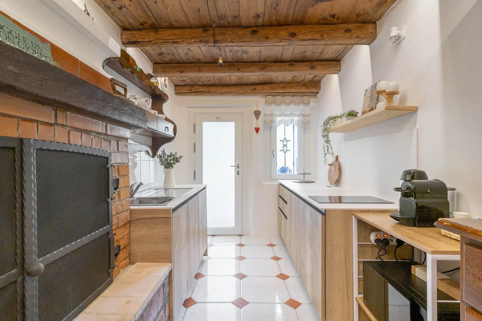 Cucina rustica con travi a vista