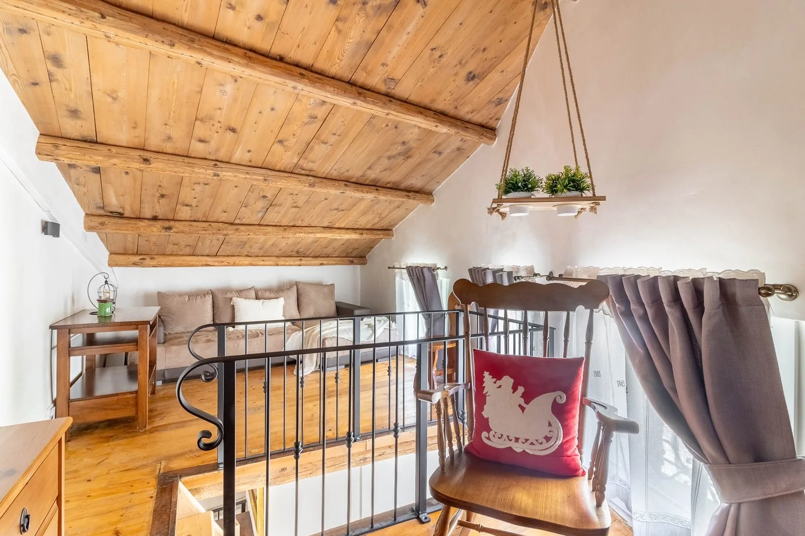 Soppalco con divano e soffitto in legno